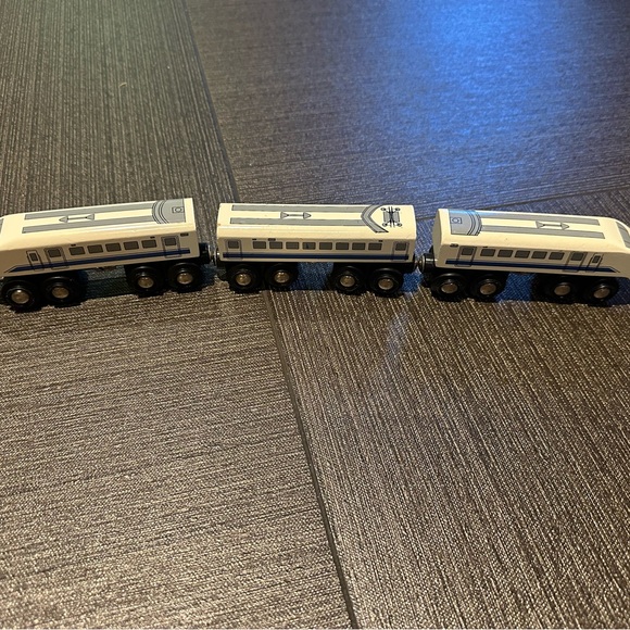 BRIO Shinkansen Train - Picture 2 of 2